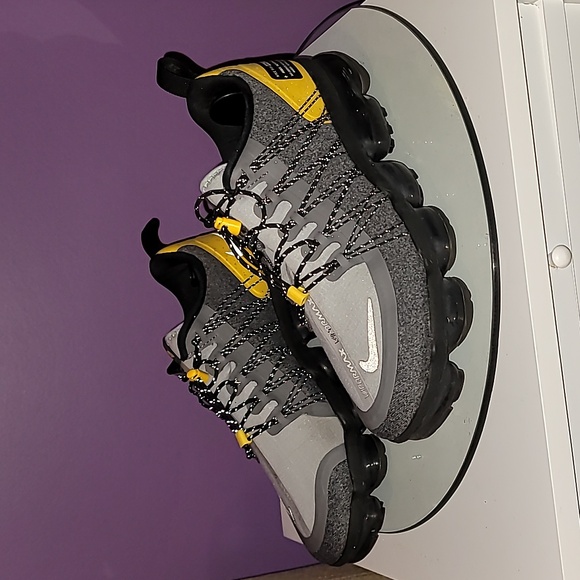 Nike vapormax run utility Black and Gray  with Yellow Highlights Sz: 8.5 - Picture 1 of 9